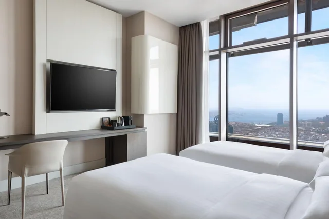 غرفة سوبيريور تنفيذية بسريرين منفصلين بإطلالة على البحر مع دخول الصالة، Istanbul Marriott Hotel Sisli 3/6