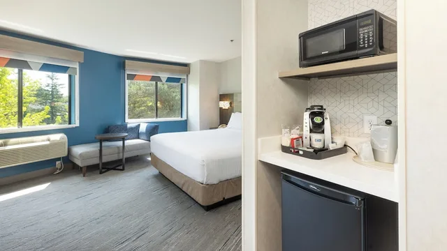Standard, King Bed, Extra Floor Space, Holiday Inn Express Bellingham 3/6