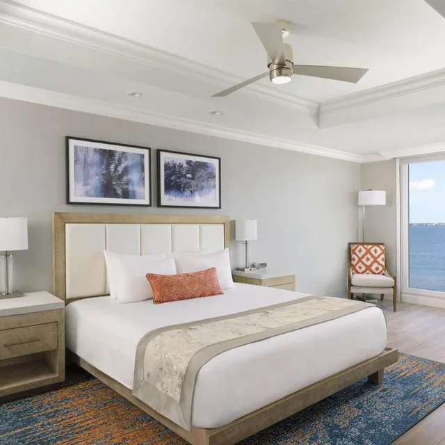 جناح بسرير كينج بغرفتين بحوض استحمام لذوي الإعاقة، Sunsuites Villas at Sunseeker Resort, Curio by Hilton 2/4