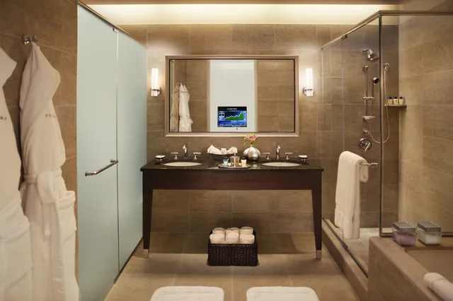 جناح غراند ديلوكس بسريرين كينج بإطلالة على البحيرة بغرفتي نوم، Trump International Hotel & Tower Chicago 1/3