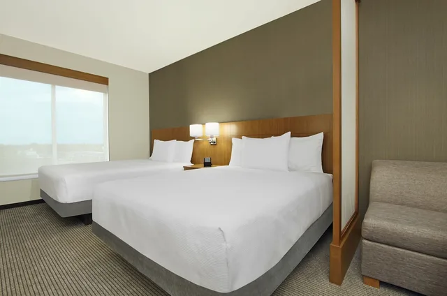 غرفة بسريرين كوين مع أريكة بحوض استحمام لذوي الإعاقة، HYATT PLACE HOUSTON NW VINTAGE PARK 1/4