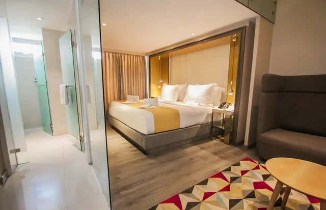 Fabulous، Hotel Xyz 1/2