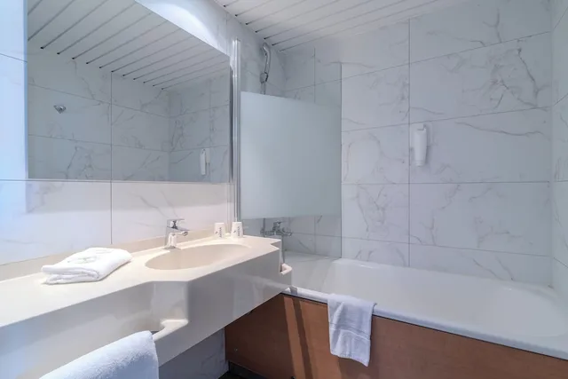 غرفة كومفورت بسرير كوين بإطلالة على الحديقة، The Originals Boutique Hotel Beausejour Poitiers Nord Futuroscope 2/2