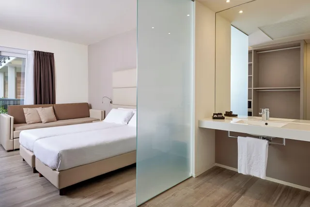 غرفة سوبيريور بإطلالة على البحيرة بشرفة، Hotel Royal Village 3/4