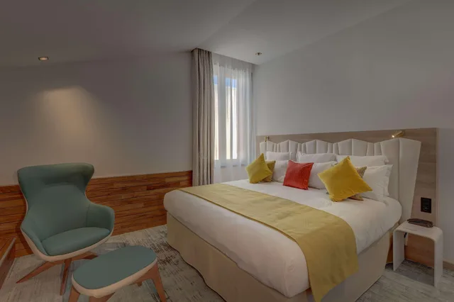 Superior, Suite, King Bed, Best Western Plus Hotel Comedie Saint-Roch 1/2