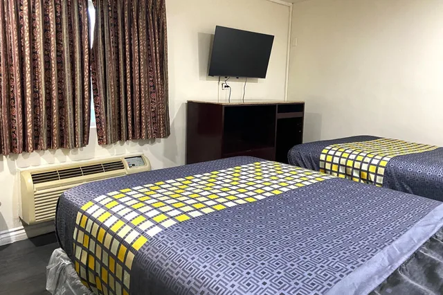 Room, Multiple Beds, Smoking، Robinhood Motel Anaheim West 2/7