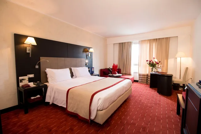 غرفة سوبيريور بسرير كينج، Golden Tulip el Mechtel 1/2
