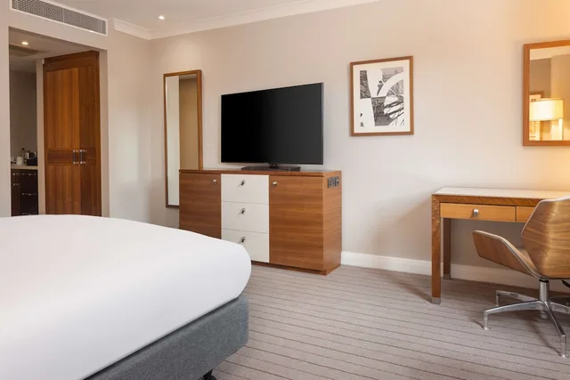 Guest Room, King Bed, Hilton Cambridge City Centre 8/11