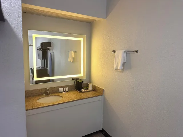غرفة ديلوكس بسرير كينج، Studio6 Suites Jacksonville, NC 9/10