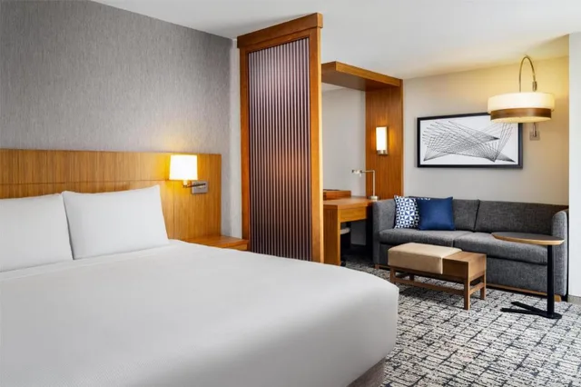 غرفة بسرير كينج مع أريكة بحوض استحمام لذوي الإعاقة، Hyatt Place Canton 1/2