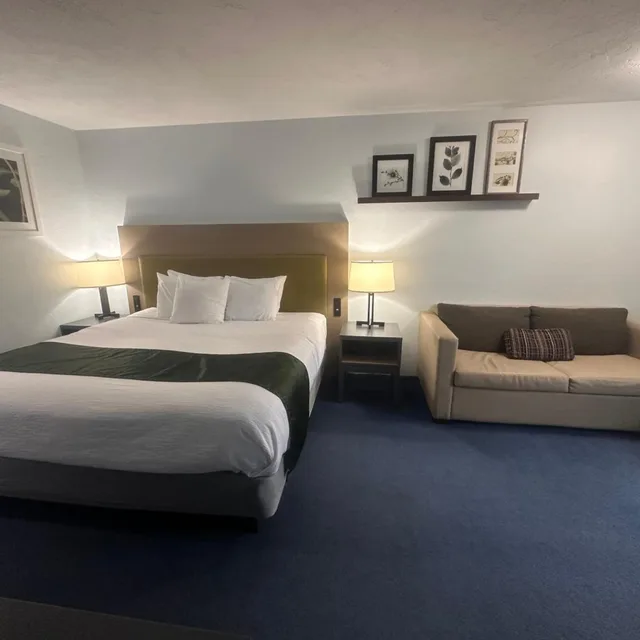 غرفة بسرير كينج مع أريكة، Pictured Rocks Inn & Suites 1/10