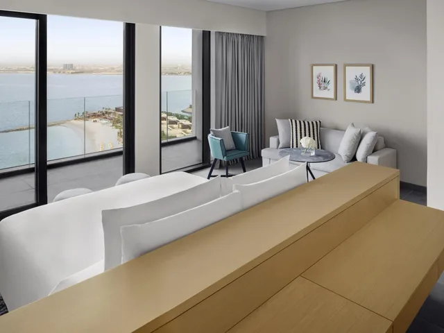 Bridge, Panoramic, Junior Suite, King Bed، Movenpick Resort Al Marjan Island 4/5