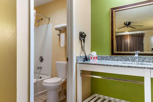 غرفة بسريرين كوين، Econo Lodge West Coors Blvd 4/4