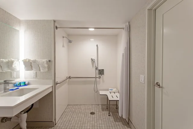 غرفة قياسية بسرير كينج لذوي الإعاقة، Holiday Inn Express Hotel Suites Pasadena Colorado Boulevard 6/6