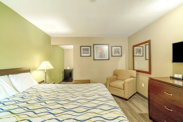 غرفة ديلوكس بسرير كينج، Deluxe Inn & Suites By OYO Miami OK 3/10