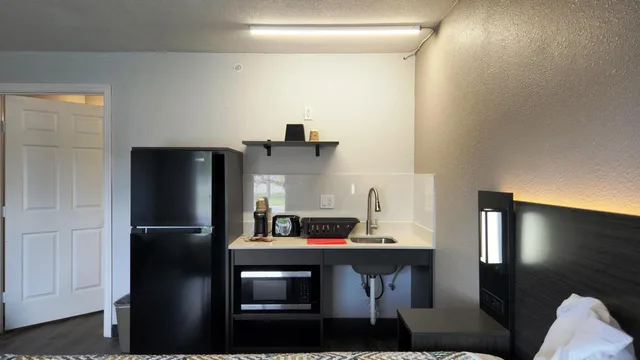 غرفة بسرير كينج لذوي الإعاقة، Studio6 Alvin, TX 3/10