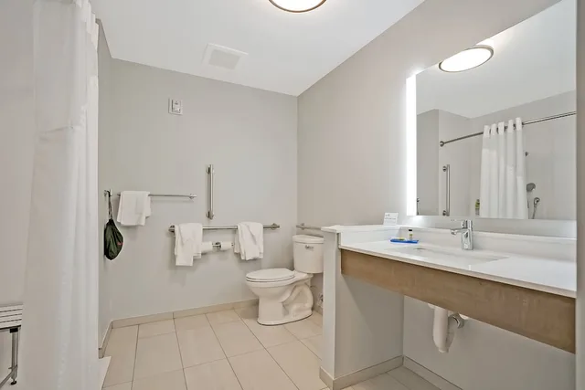 Standard, King Bed, Accessible, Holiday Inn Express Jacksonville South Bartram Prk 4/10