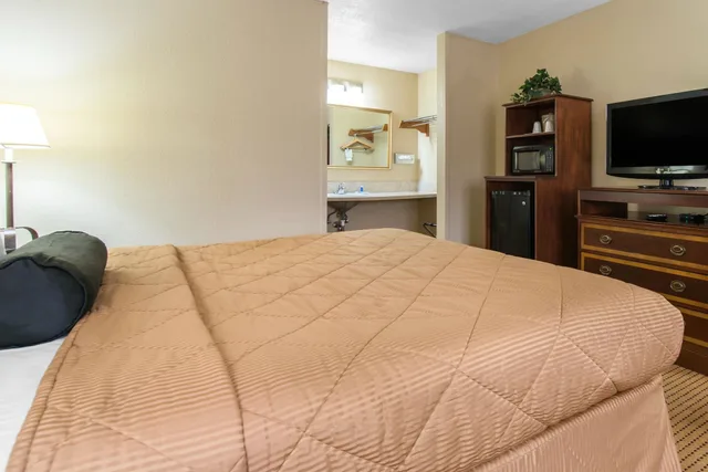 غرفة قياسية بسرير كينج، Rodeway Inn Ft Morgan 8/10