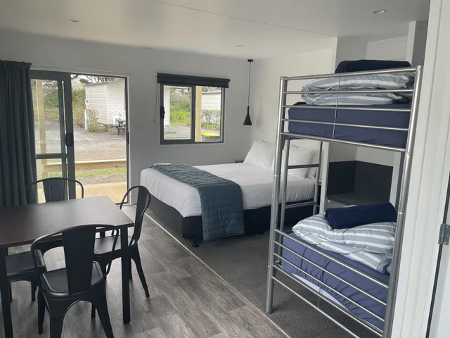 Elite, 1 Queen and 3 Bunk Beds, Ocean Front، Napier Beach Kiwi Holiday Park and Motels 2/7