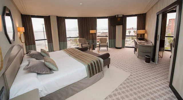 جناح جونيور بسرير كينج بإطلالة على البحر، Hotel Bahia 3/5
