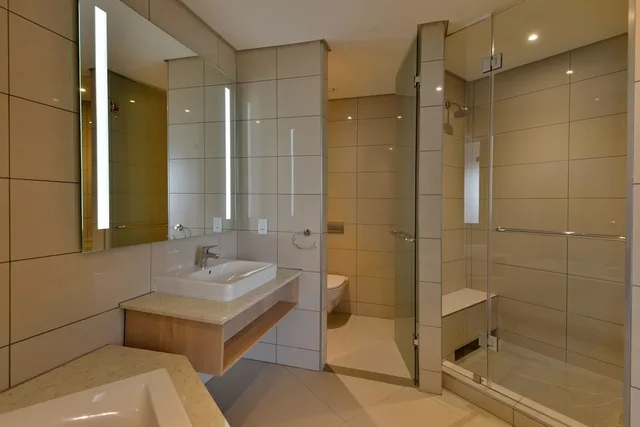 جناح استوديو تنفيذي بسرير كينج بحوض استحمام، Sandton Hotel 2/2