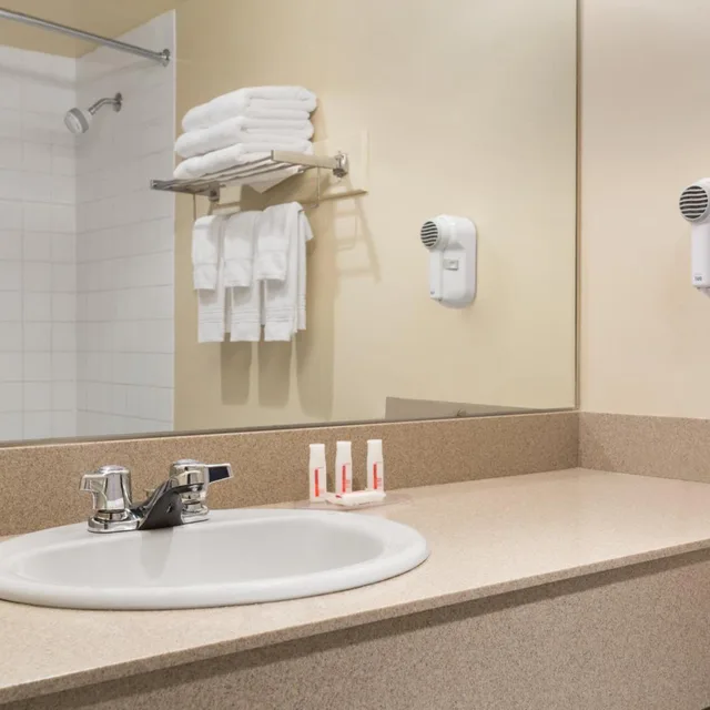 غرفة بسرير كينج وسريرين كوين، Days Inn Stephenville 7/10