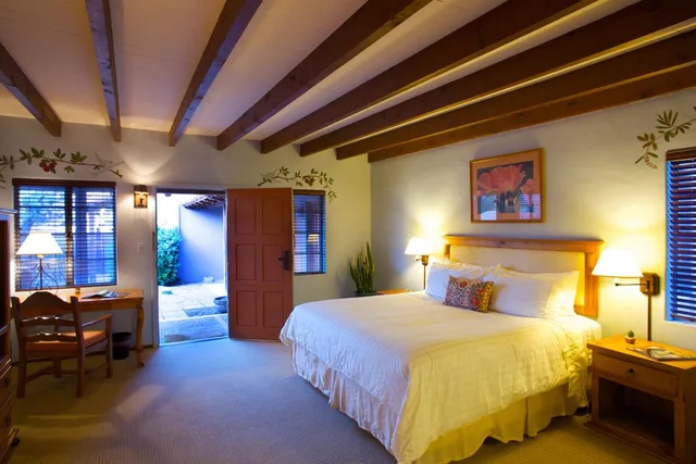 Room, King Bed, Lodge On The Desert 2/2