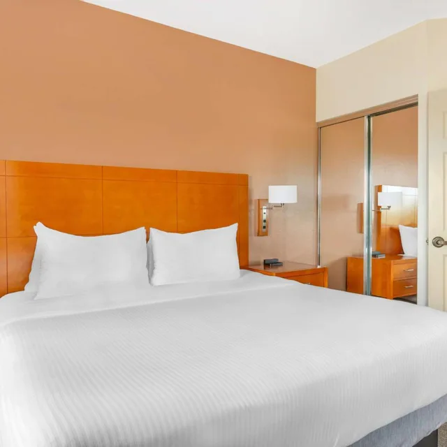 2 Bedrooms, Suite, King Bed, 2 King Beds, Sofa, Hilton Vacation Club Varsity Club Tucson 1/10