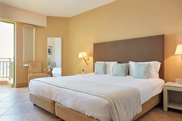 غرفة قياسية بسرير مزدوج وسريرين منفصلين بإطلالة على البحر، GRAND BAY BEACH RESORT KOLYMBARI 2/2