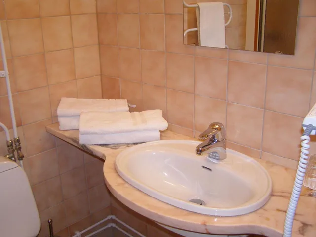 Small Double, Victoria Hotel 6/6