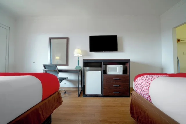 room, 2 queen beds, OYO Hotel Kingsville - Hwy 77 6/7