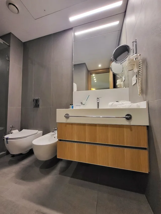 جناح بزنس ديلوكس بسرير كينج بشرفة، Monot Suites Beirut 3/4