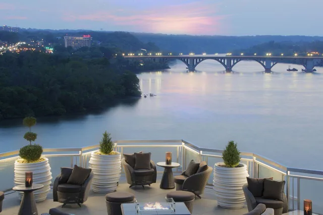 Premier, River View, Balcony, The Watergate Hotel 2/2