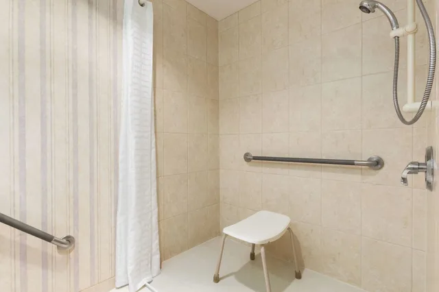 غرفة بسرير كوين، Travelodge By Wyndham Lloydminster 3/4