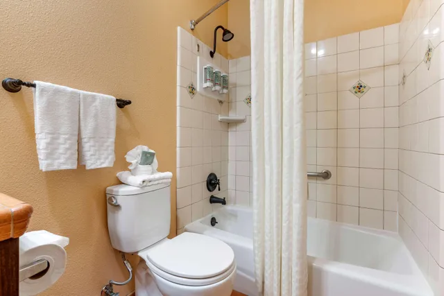 2 Bedrooms, Suite, King and Queen Bed, 1.5 Bathrooms، Best Western Rose Garden Inn 6/8
