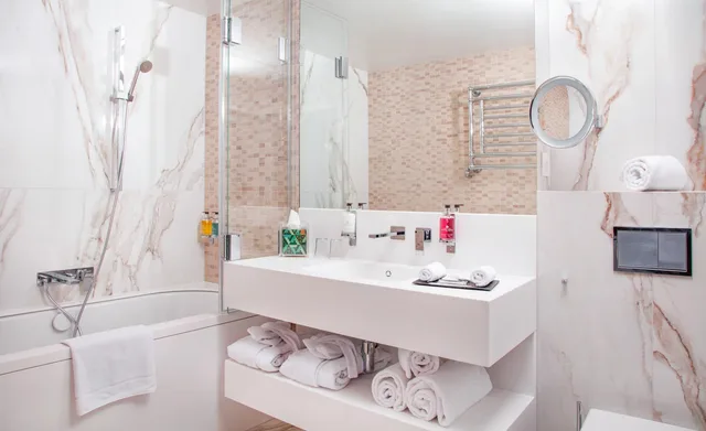 Renovated, Unique, Junior Suite, King Bed، Hotel Bristol Geneva 5/5