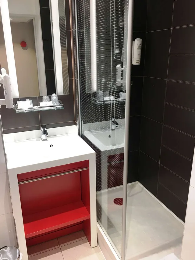غرفة قياسية بسريرين منفصلين، Hotel Inn Design Paris Saint Quentin 3/3