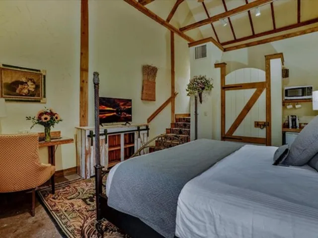 غرفة بسرير كينج بجاكوزي، Inn At Leola Village 2/3