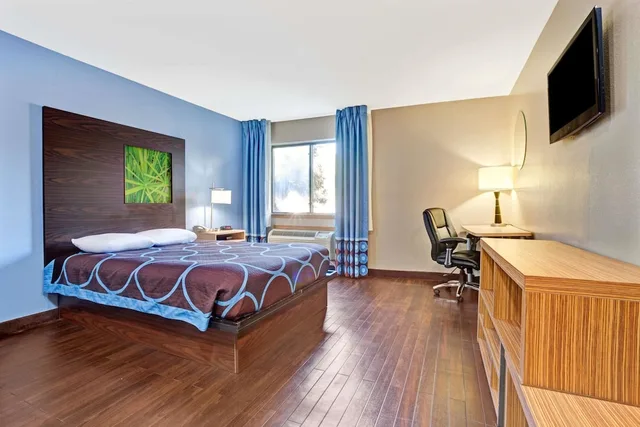 غرفة تنفيذية بسرير كوين، Super 8 by Wyndham Louisville Airport 1/3