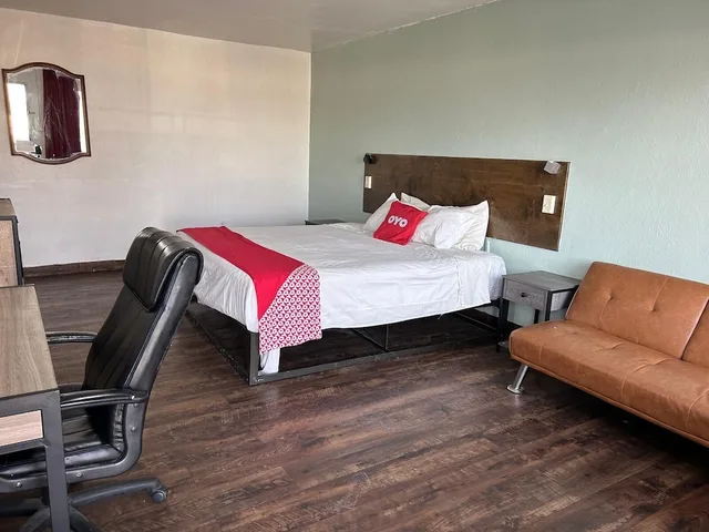 غرفة بسرير كينج مع أريكة سرير، OYO Hotel Downtown Peoria I-74 10/10
