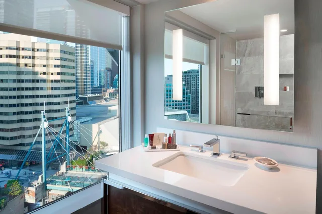 Guest Room, King Bed, Queen Bed, Toronto Marriott City Centre Ex Renaissance Toronto Hotel 3/6
