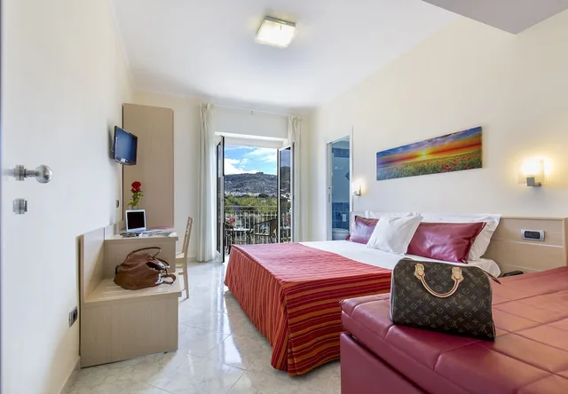 غرفة بسريرين منفصلين أو سرير مزدوج بإطلالة على الجبل، Cosmomare Hotel Sorrento 1/5