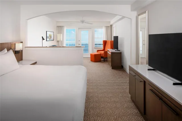 Junior Suite, King Bed, Bay Front, Sofa, Balcony، Hilton Garden Inn Kent Island Marina 1/2