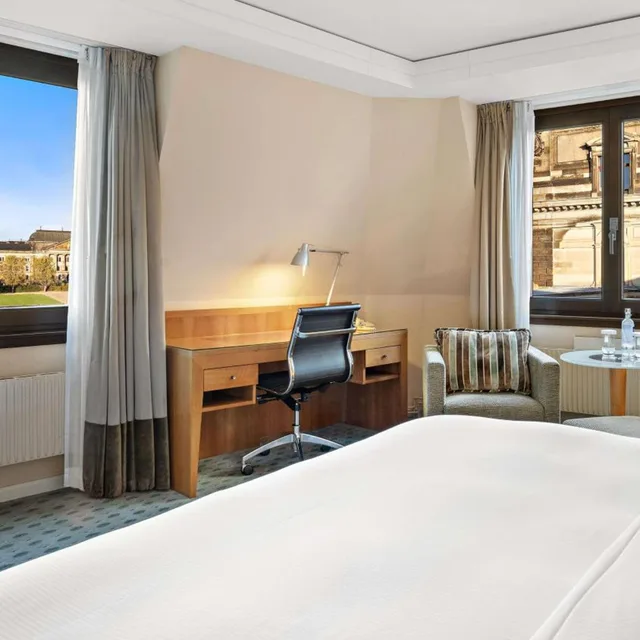 غرفة تنفيذية تنفيذية بسرير كينج وسرير كوين بإطلالة على النهر مع دخول الصالة، Hilton Dresden 3/9