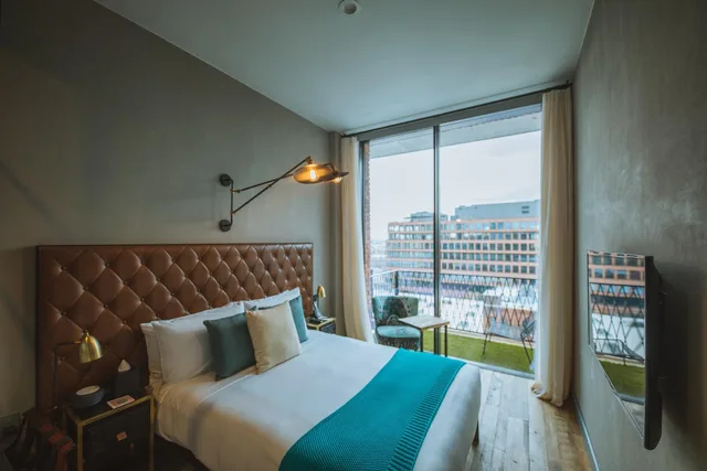 Premier, Queen Bed, Arlo Williamsburg 1/5