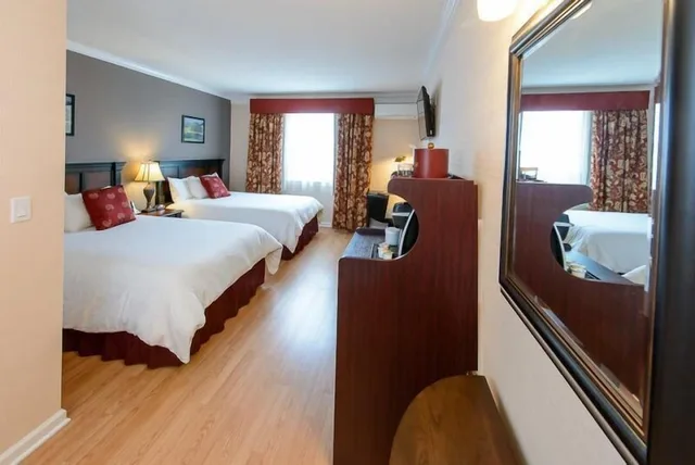 غرفة قياسية بسريرين كوين، Norwalk Inn and Conference Center 2/6