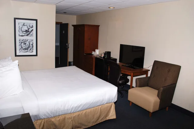 غرفة قياسية بسرير كوين بإطلالة على البحيرة مع أريكة، Rodeway Inn Grand Falls 2/2