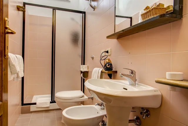 غرفة ثلاثية بسرير كوين مع أريكة، Albergo Villa Rioddi 3/3