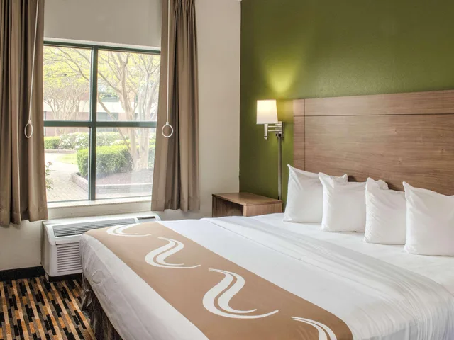 غرفة بسرير كينج لذوي الإعاقة، Quality Suites Lake Wright Norfolk Airport 1/4