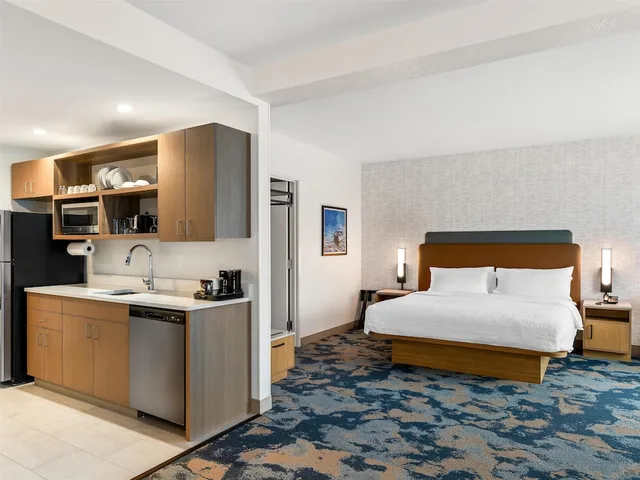 جناح عائلي بسرير كينج وسرير بطابقين مع أريكة بمطبخ صغير، Hampton Inn St Ignace Lakefront Mackinac 1/3